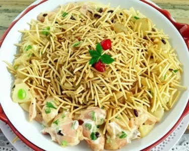 imagem de um prato de salpicão de frango tradicional com batata palha