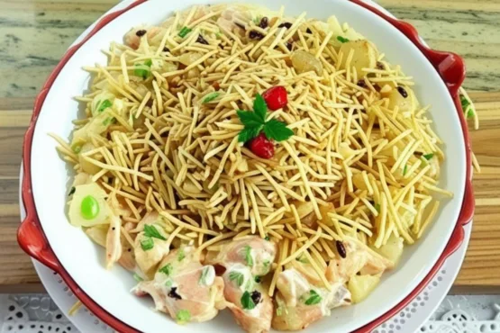 imagem de um prato de salpicão de frango tradicional com batata palha