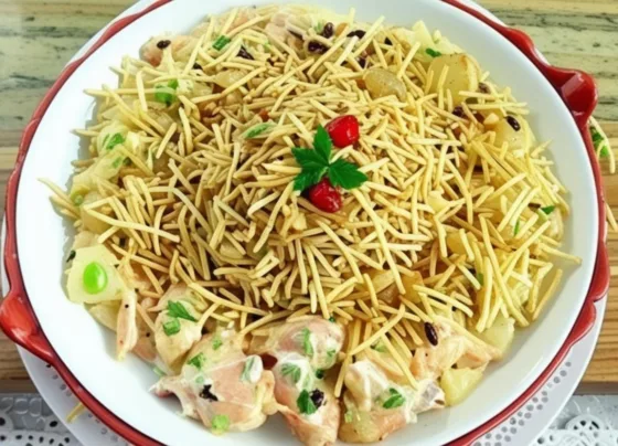 imagem de um prato de salpicão de frango tradicional com batata palha